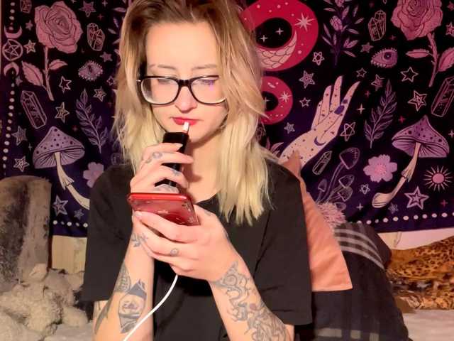 TaneshaDeglow live cam on BongaCams