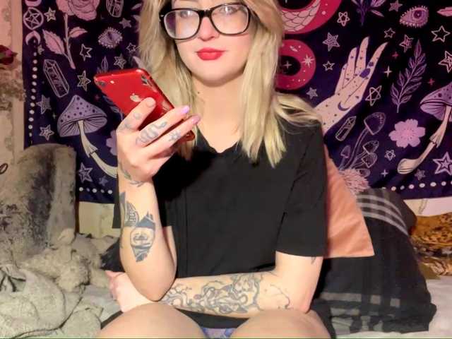 TaneshaDeglow live cam on BongaCams