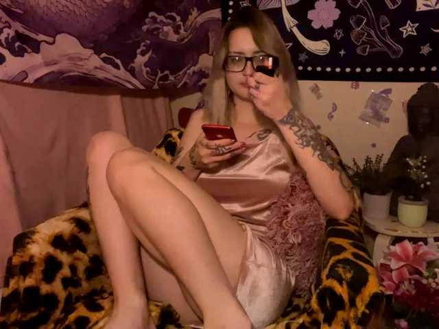 TaneshaDeglow live cam on BongaCams