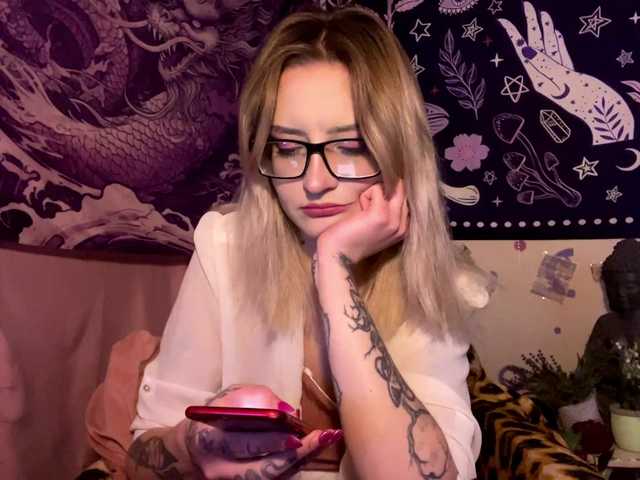TaneshaDeglow live cam on BongaCams