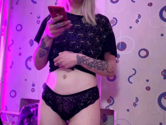TaneshaDeglow live cam on BongaCams