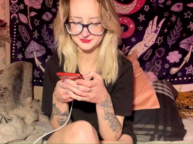 TaneshaDeglow live cam on BongaCams