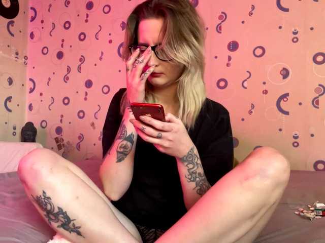 TaneshaDeglow live cam on BongaCams