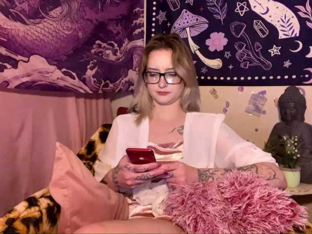 TaneshaDeglow live cam on BongaCams