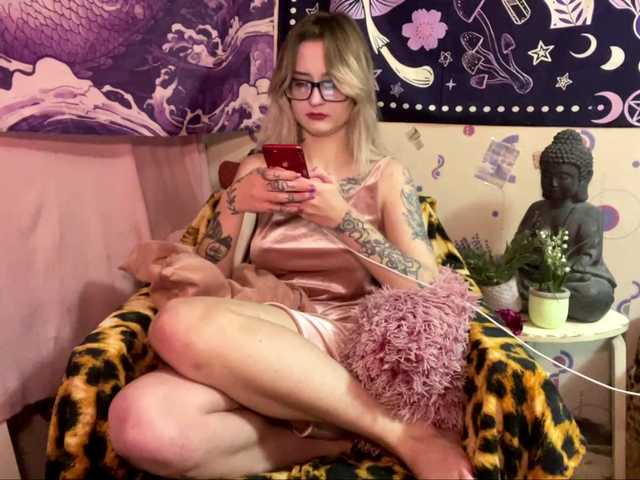 TaneshaDeglow live cam on BongaCams