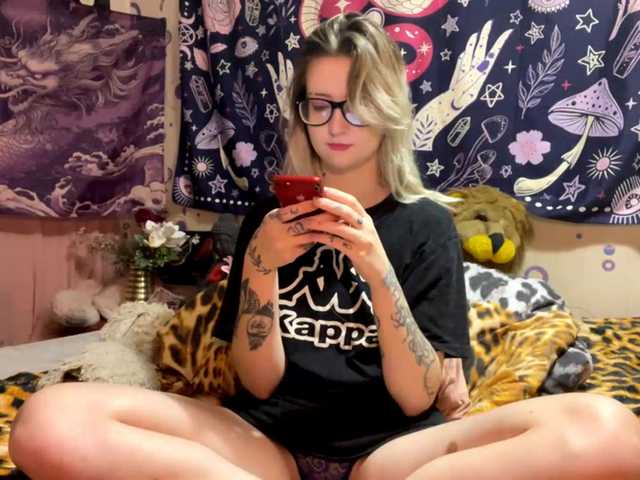 TaneshaDeglow live cam on BongaCams