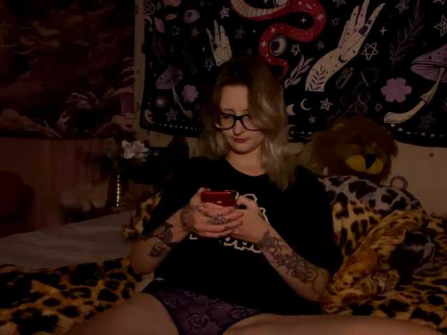 TaneshaDeglow live cam on BongaCams