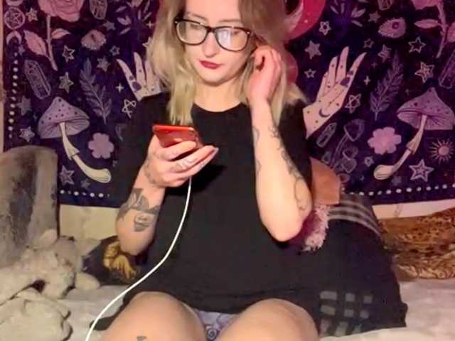 TaneshaDeglow live cam on BongaCams