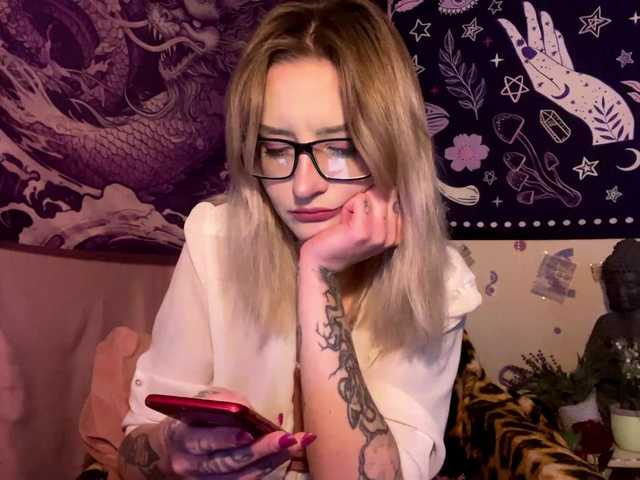 TaneshaDeglow live cam on BongaCams