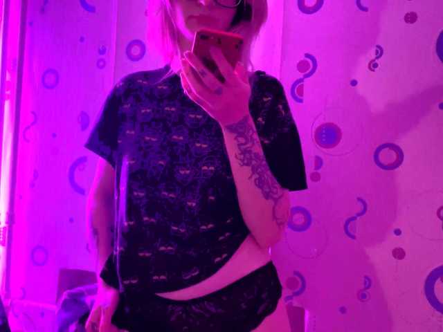 TaneshaDeglow live cam on BongaCams