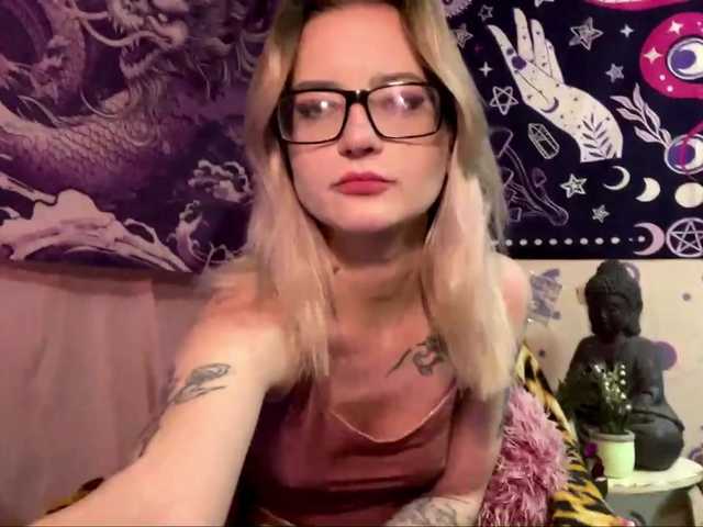 TaneshaDeglow live cam on BongaCams