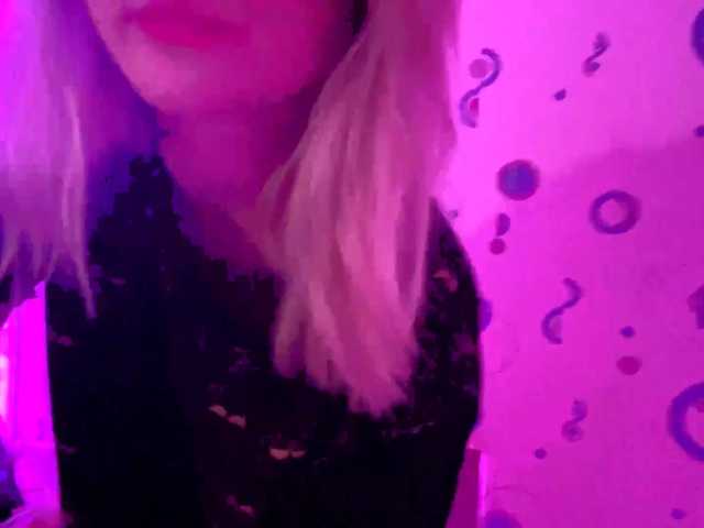 TaneshaDeglow live cam on BongaCams