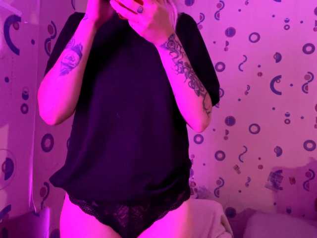TaneshaDeglow live cam on BongaCams