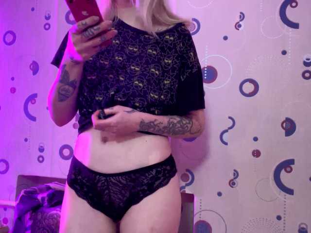 TaneshaDeglow live cam on BongaCams