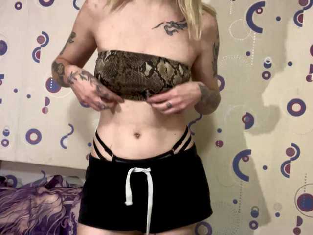 TaneshaDeglow live cam on BongaCams