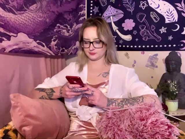 TaneshaDeglow live cam on BongaCams