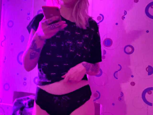 TaneshaDeglow live cam on BongaCams