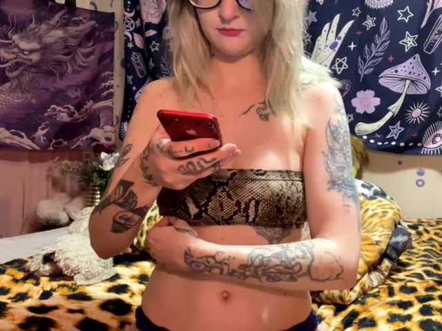 TaneshaDeglow live cam on BongaCams