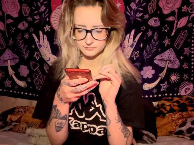 TaneshaDeglow live cam on BongaCams