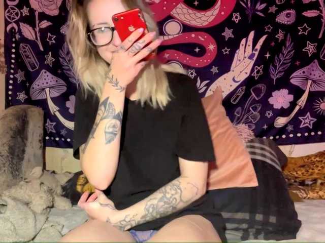 TaneshaDeglow live cam on BongaCams