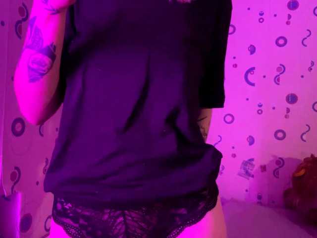 TaneshaDeglow live cam on BongaCams