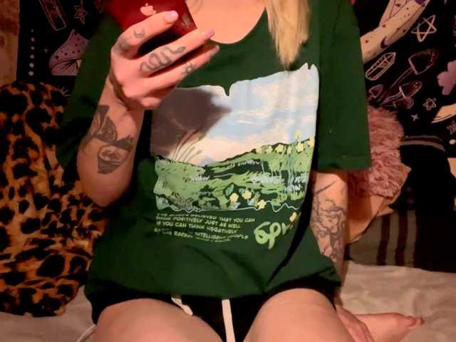 TaneshaDeglow live cam preview