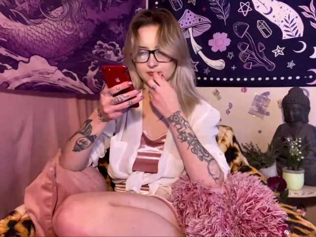 TaneshaDeglow live cam on BongaCams