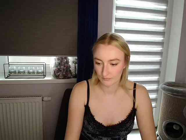 Hazyluna's cam show statistics and live stream