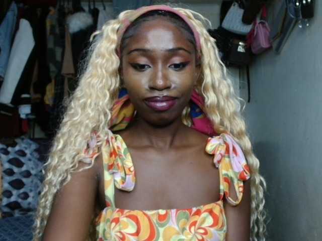 le modèle Boughie-birdy est en webcam porno dans un show sur le site bongacams, il possède les tags suivants: Ebony,Blonde,Shaved
