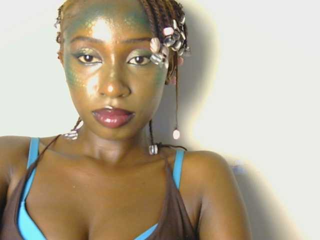 le modèle Boughie-birdy est en webcam porno dans un show sur le site bongacams, il possède les tags suivants: Ebony,Redhead,Shaved