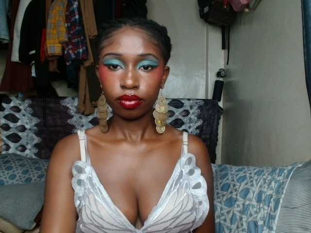 Boughie-birdy live cam on BongaCams
