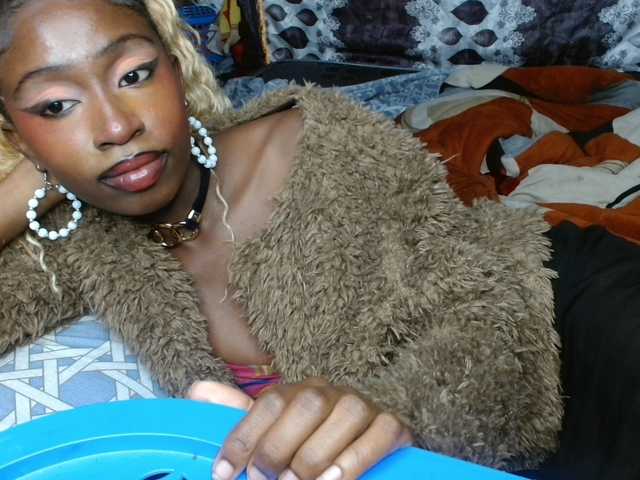 Boughie-birdy live cam on BongaCams