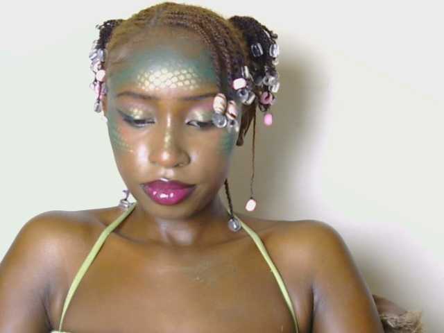 le modèle Boughie-birdy est en webcam porno dans un show sur le site bongacams, il possède les tags suivants: Ebony,Redhead,Shaved