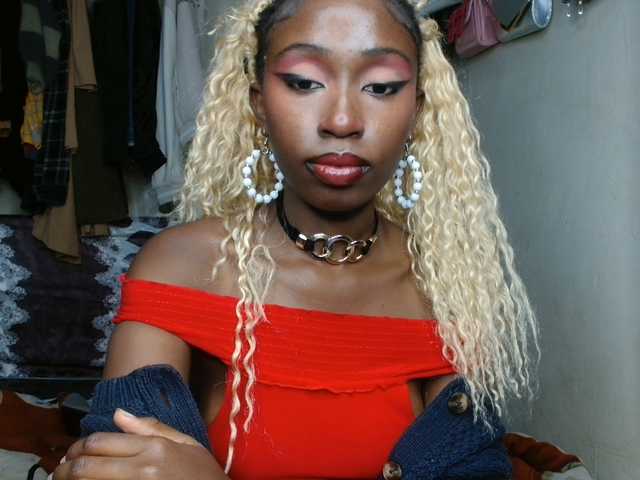Chat with Boughie-birdy live cam