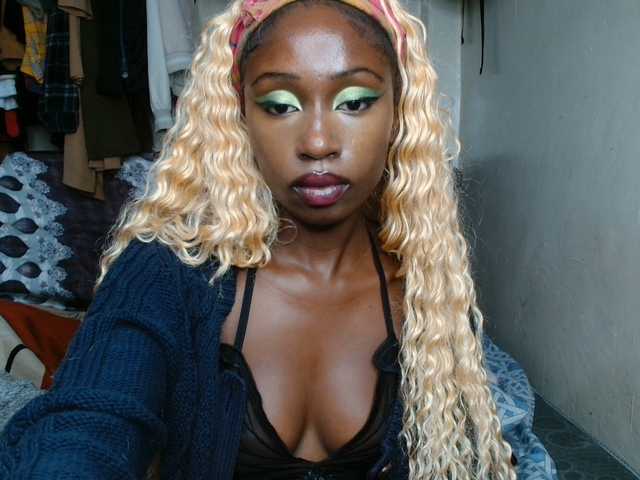 Boughie-birdy live cam on BongaCams