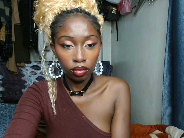 Boughie-birdy live cam on BongaCams