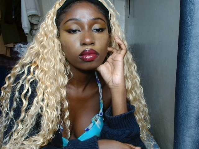 Boughie-birdy live cam on BongaCams