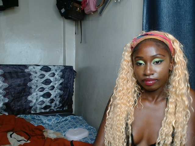 Boughie-birdy live cam on BongaCams