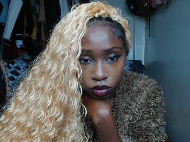 le modèle Boughie-birdy est en webcam porno dans un show sur le site bongacams, il possède les tags suivants: Ebony,Blonde,Shaved
