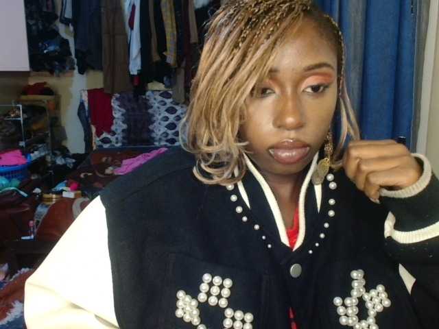 Boughie-birdy live cam on BongaCams