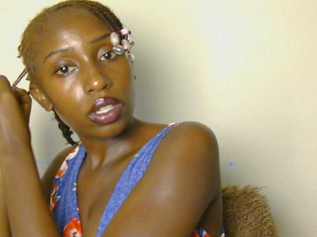 le modèle Boughie-birdy est en webcam porno dans un show sur le site bongacams, il possède les tags suivants: Ebony,Redhead,Shaved
