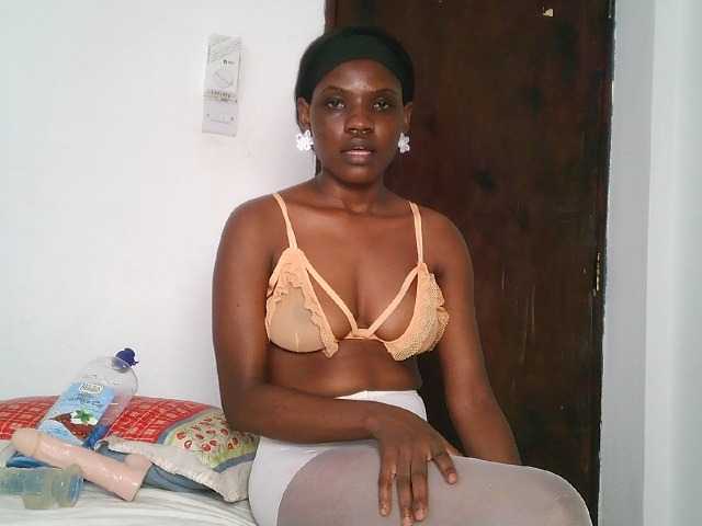 le modèle SexxyCamilla est en webcam porno dans un show sur le site bongacams, il possède les tags suivants: Ebony,Brunette,Trimmed