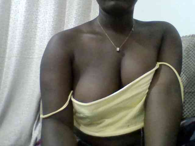 coco-curves Live Webcam on BongaCams