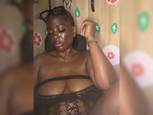 CharmingAura2 — live female cam