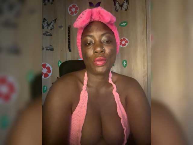 le modèle CharmingAura2 est en webcam porno dans un show sur le site bongacams, il possède les tags suivants: Ebony,Redhead,Trimmed