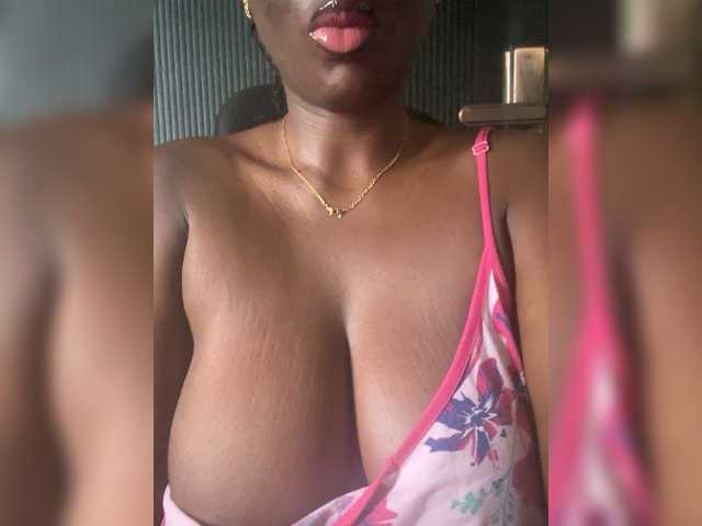 CharmingAura2 — live female cam