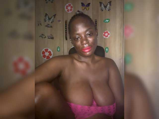 le modèle CharmingAura2 est en webcam porno dans un show sur le site bongacams, il possède les tags suivants: Ebony,Redhead,Trimmed