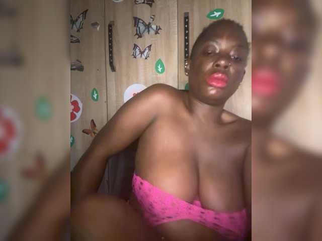 le modèle CharmingAura2 est en webcam porno dans un show sur le site bongacams, il possède les tags suivants: Ebony,Redhead,Trimmed