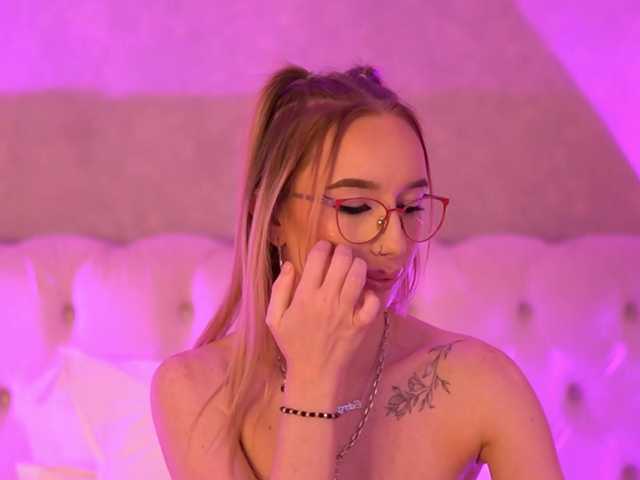 EmmaNaughtiness live cam on BongaCams