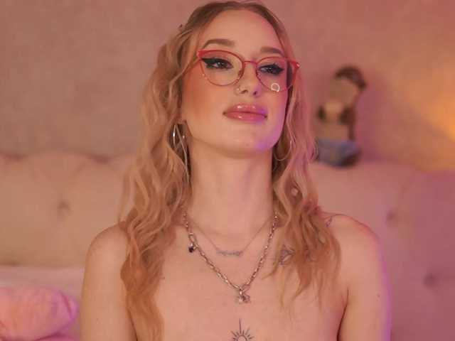 EmmaNaughtiness live cam on BongaCams